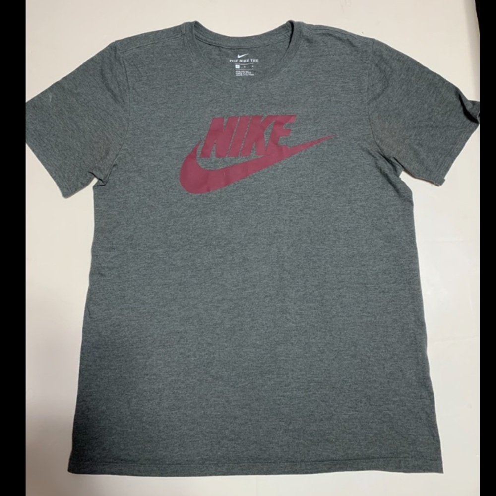 Men’s Medium Nike Athletic Cut T-Shirt